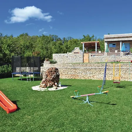 Сasa de vacaciones 6 Bedroom Gorgeous In Gornje Podbablje