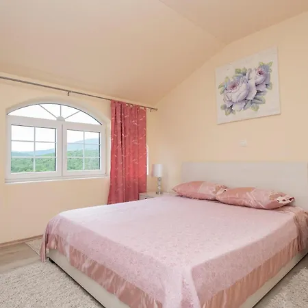 6 Bedroom Gorgeous In Gornje Сasa de vacaciones