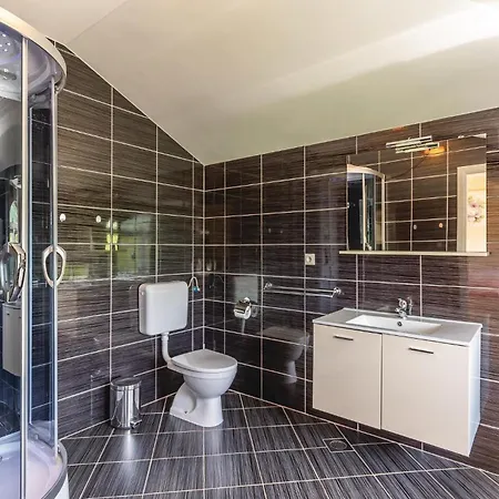 Сasa de vacaciones 6 Bedroom Gorgeous In Gornje *