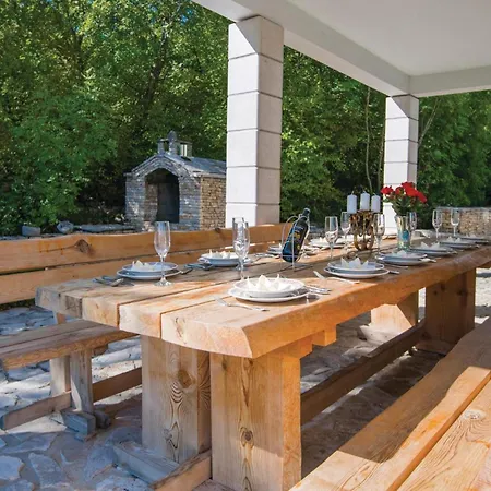 Сasa de vacaciones 6 Bedroom Gorgeous In Gornje *