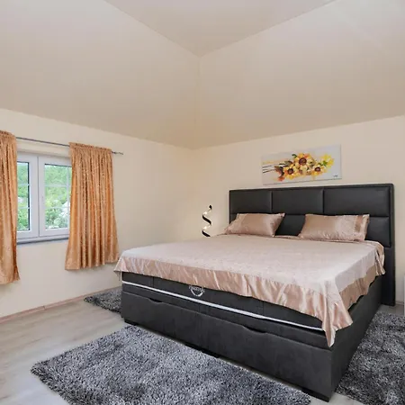 6 Bedroom Gorgeous In Gornje Podbablje