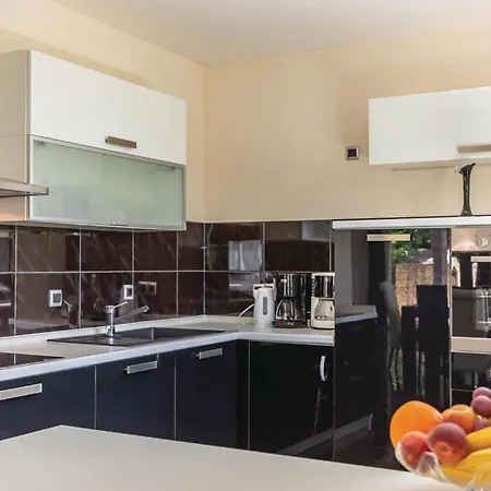 6 Bedroom Gorgeous In Gornje Сasa de vacaciones