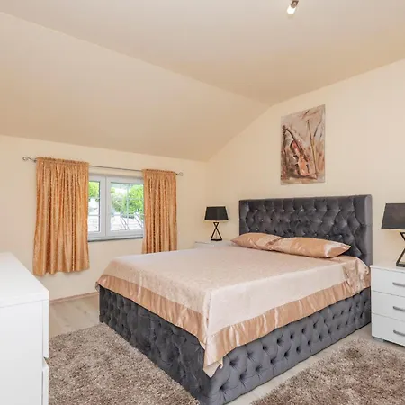 6 Bedroom Gorgeous In Gornje * Podbablje
