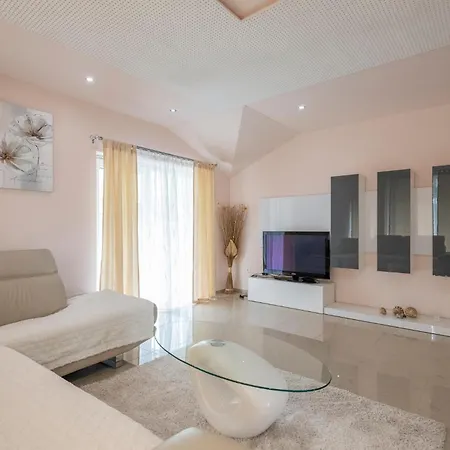 Сasa de vacaciones 6 Bedroom Gorgeous In Gornje
