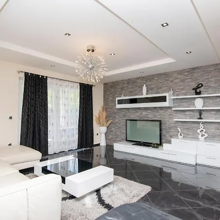 6 Bedroom Gorgeous In Gornje Сasa de vacaciones *
